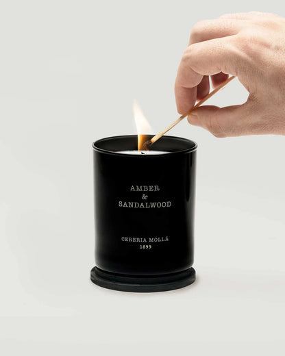 Candela da 230 g in ambra e sandalo
